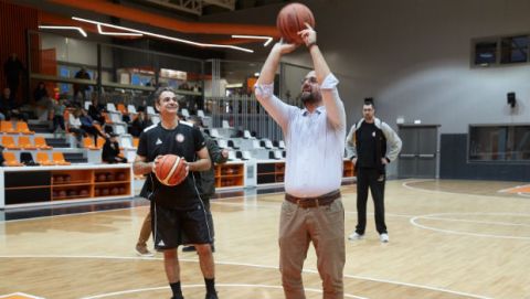 O Μητσοτάκης έπαιξε μπάσκετ στις εγκαταστάσεις του Προμηθέα στην Πάτρα
