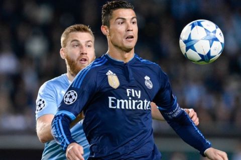 Real Madrid's Portuguese forward Cristiano Ronaldo (R) and Malmo's Norwegian midfielder Jo Inge Berget vie for the ball during the UEFA Champions League first-leg Group A football match between Malmo FF and Real Madrid CF at the Swedbank Stadion, in Malmo, Sweden on September 30, 2015. .AFP PHOTO / JONATHAN NACKSTRAND        (Photo credit should read JONATHAN NACKSTRAND/AFP/Getty Images)