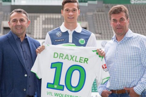WOLFSBURG, GERMANY - SEPTEMBER 01: Klaus Allofs, Julian Draxler and Head Coach Dieter Hecking pose for photos on the pitch during a press conference at Volkswagen Arena on September 1, 2015 in Wolfsburg, Germany.  (Photo by Joachim Sielski/Bongarts/Getty Images)