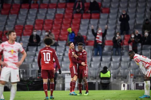 Οι παίκτες της Μπάγερν πανηγυρίζουν γκολ που σημείωσαν κόντρα στη Λειψία για την Bundesliga 2021-2022 στη "Ρεντ Μπουλ Αρένα", Λειψία | Σάββατο 5 Φεβρουαρίου 2022