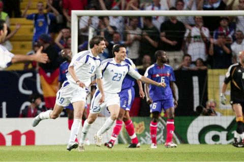 epa000220237 Greek Angelos Charisteas (centre left) celebrates after scoring the 1-0 lead during the EURO 2004 quarter final match between France and Greece at the stadium Jose de Alvalade in Lisbon on Friday, 25 June 2004.  EPA/FILIPPO MONTEFORTE NO MOBILE PHONE APPLICATIONS