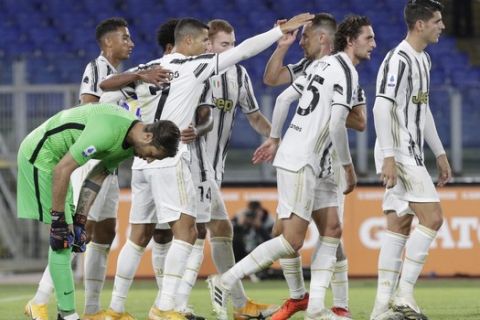 Οι παίκτες της Γιουβέντους πανηγυρίζουν γκολ τους κόντρα στην Ρόμα για την Serie A
