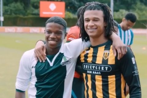 Οι παίκτες της Ολλανδίας με φανέλες των ερασιτεχνικών τους ομάδων