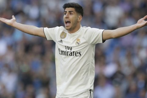 Real Madrid's Marco Asensio agues with the referee during a Spanish La Liga soccer match between Real Madrid and Celta at the Santiago Bernabeu stadium in Madrid, Spain, Saturday, March 16, 2019. (AP Photo/Paul White)