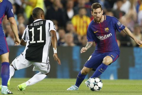 Barcelona's Lionel Messi, right, and Juventus' Douglas Costa vie for the ball during a Champions League group D soccer match between FC Barcelona and Juventus at the Camp Nou stadium in Barcelona, Spain, Tuesday, Sept. 12, 2017. (AP Photo/Francisco Seco)