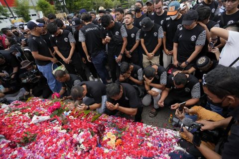 Άνθρωποι στην Ινδονησία αφήνουν λουλούδια στη μνήμη των θυμάτων από τα σοβαρά επεισόδια