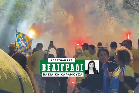 Χαμός στο Βελιγράδι: Οι φίλοι της Μακάμπι τραγούδησαν συνθήματα και άναψαν καπνογόνα δυόμιση ώρες πριν από το Game 3