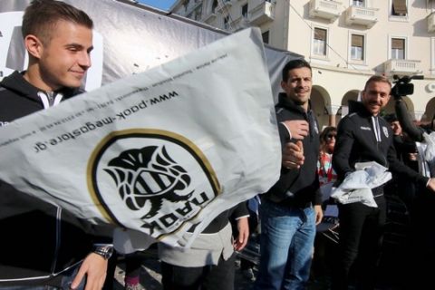 Στο πλαίσιο των εκδηλώσεων και των δράσεων για τον εορτασμό των 90 χρόνων από την ίδρυση του ΠΑΟΚ, η "ασπρόμαυρη" ΠΑΕ έχει στήσει ένα περίπτερο στην καρδιά της Θεσσαλονίκης, στην πλατεία Αριστοτέλους, πραγματοποιώντας εορταστικές εκδηλώσεις ανήμερα της παραμονής της Πρωτοχρονιάς