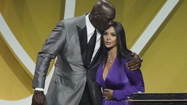 Michael Jordan, let, kisses head of Vanessa Bryant, widow of Kobe Bryant, after Bryant, represented by his wife, was enshrined with the 2020 Basketball Hall of Fame class Saturday, May 15, 2021, in Uncasville, Conn.
