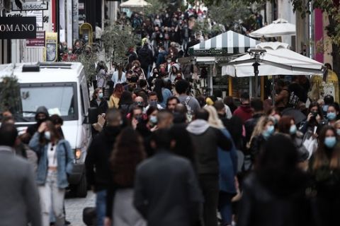 Πολίτες στην οδό Ερμού, μία μέρα πριν από το λοκντάουν στην Ελλάδα