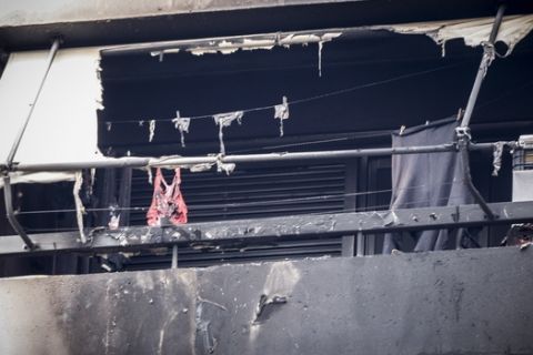 Το διαμέρισμα στην πολυκατοικία στην οδό Αισώπου στις εργατικές κατοικίες στο Περιστέρι όπου το πρωΐ της Καθαράς Δευτέρας 19 Φεβρουαρίου 2018, βρήκε το θάνατο από πυρκαγιά ένας ηλικιωμένος άνδρας. Στην κατάσβεση της πυρκαγιάς συμμετείχαν 18 άνδρες με έξι οχήματα.
(EUROKINISSI/ΓΙΩΡΓΟΣ ΚΟΝΤΑΡΙΝΗΣ)