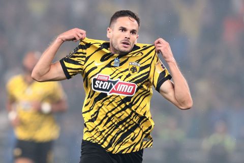 Ο Μιγιάτ Γκατσίνοβιτς πανηγυρίζει ένα από τα γκολ που σημείωσε κόντρα στον Ιωνικό