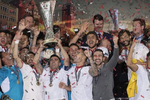 epa05315578 Sevilla player and staff celebrate with the trophy after winning the UEFA Europa League final between Liverpool FC and Sevilla FC at the St. Jakob-Park stadium in Basel, Switzerland, 18 May 2016.  EPA/GEORGIOS KEFALAS