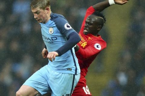 Manchester City's Kevin De Bruyne, left, fights for the ball with Liverpool's Sadio Mane during the English Premier League soccer match between Manchester City and Liverpool at the Etihad Stadium in Manchester, England, Sunday March 19, 2017. (AP Photo/Dave Thompson)