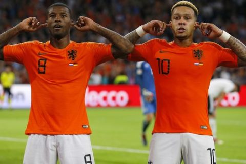 Βαϊνάλντουμ και Ντεπάι πανηγυρίζουν με τη φανέλα της εθνικής Ολλανδίας σε αγώνα του Nations League κόντρα στην Γερμανία