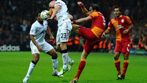 ISTANBUL, TURKEY - NOVEMBER 20: Tom Cleverley of Manchester United battles with Johan Elmander of Galatasary during the UEFA Champions League Group H match between Galatasaray and Manchester United at the Turk Telekom Arena on November 20, 2012 in Istanbul, Turkey.  (Photo by Laurence Griffiths/Getty Images)