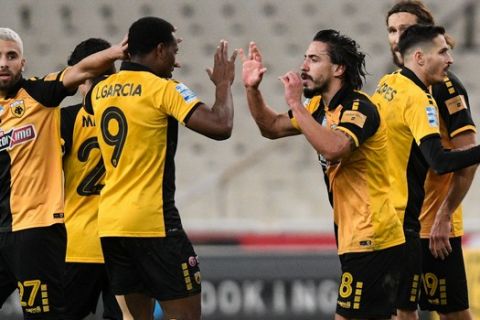 Οι παίκτες της ΑΕΚ πανηγυρίζουν το γκολ του Σιμόες στο ντέρμπι με τον Ολυμπιακό
