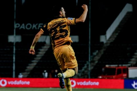 Ο Κώστας Γαλανόπουλος πανηγυρίζει το γκολ με τον ΠΑΟΚ