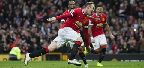 Manchester United's Wayne Rooney, center, celebrates after scoring a penalty during the English Premier League soccer match between Manchester United and Sunderland at Old Trafford Stadium, Manchester, England, Saturday Feb. 28, 2015. (AP Photo/Jon Super)