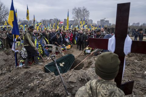 Στιγμιότυπο από την ταφή στην Ουκρανία θυμάτων του πολέμου