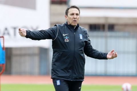 Ο προπονητής της Εθνικής Ελπίδων, Νίκος Παπαδόπουλος