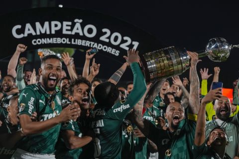 Οι παίκτες της Παλμέιρας πανηγυρίζουν την κατάκτηση του Copa Libertadores 2021 έπειτα από τη νίκη στον τελικό με τη Φλαμένγκο στο "Σεντενάριο", Μοντεβίδεο | Σάββατο 27 Νοεμβρίου 2021