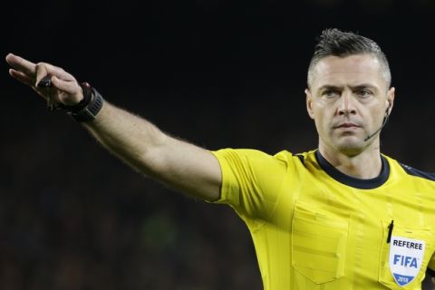 Referee Damir Skomina of Slovenia gestures during the Champions League round of sixteen second leg soccer match between FC Barcelona and Chelsea at the Camp Nou stadium in Barcelona, Spain, Wednesday, March 14, 2018. (AP Photo/Emilio Morenatti)