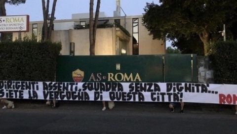 Ρόμα: Πανό κατά διοίκησης-παικτών από τους αγανακτισμένους οπαδούς