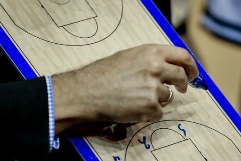 Προπονητής μπάσκετ δίνει οδηγίες στους παίκτες του