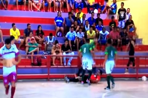 Παίκτης futsal κουτούλησε και κλώτσησε στο κεφάλι διαιτητή! (VIDEO)