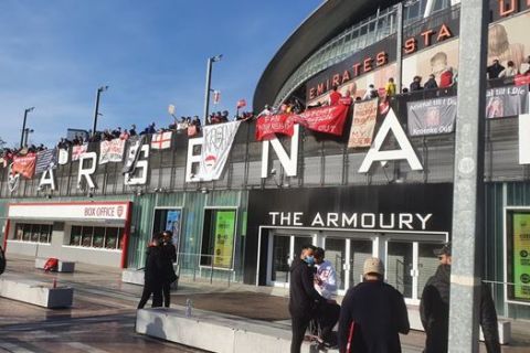Φίλαθλοι της Άρσεναλ πριν από τον αγώνα με την Έβερτον για την Premier League 2020-2021 διαμαρτύρονται έξω απ' το "Έμιρεϊτς" κατά του μεγαλομετόχου Σταν Κρόνκι, Λονδίνο | Παρασκευή 23 Απριλίου 2021