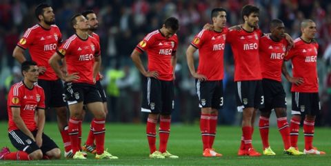 TURIN, ITALY - MAY 14:  Dejected Benfica players look on during the penalty shoot out during the UEFA Europa League Final match between Sevilla FC and SL Benfica at Juventus Stadium on May 14, 2014 in Turin, Italy.  (Photo by Michael Steele/Getty Images)