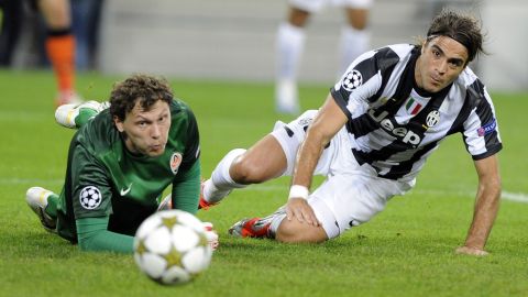 TURIN, ITALY - OCTOBER 02:  Alessandro Matri of Juventus FC (R) and Andriy Pyatov of Shakhtar Donetsk compete for the ball during the UEFA Champions League Group E match between Juventus FC and Shakhtar Donetsk at Juventus Arena on October 2, 2012 in Turin, Italy.  (Photo by Claudio Villa/Getty Images)