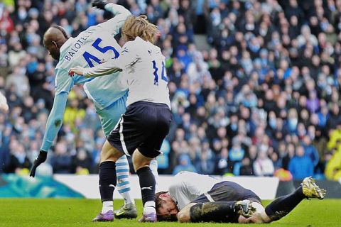  Jan 22nd 2012 -  Manchester, UK- MAN CITY V SPURS  - Man City Balotelli catches Spurs Parker on the head.


PIcture by Ian Hodgson/Daily Mail