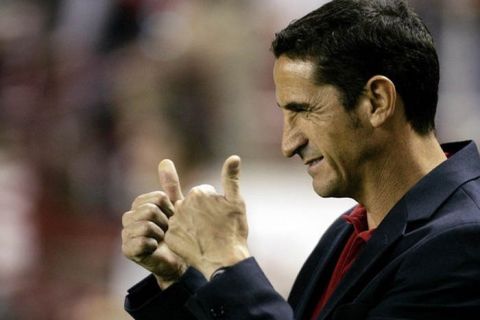 Sevilla's new coach Manolo Jimenez gives a thumbs up during the Spanish First Division soccer match against Valencia at Ramon Sanchez Pizjuan stadium in Seville October 28, 2007. REUTERS/Javier Barbancho (SPAIN)