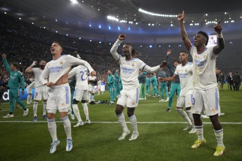 Οι παίκτες της Ρεάλ πανηγυρίζουν την κατάκτηση του Champions League 