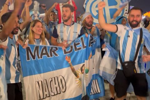 Οι οπαδοί της Αργεντινής φωνάζουν συνθήματα πριν από τον αγώνα με την Ολλανδία