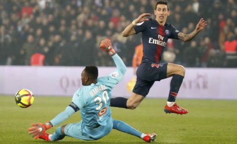 Marseille's goalkeeper Steve Mandanda makes a hands ball outside the penalty box, resulting in a red card as he vies for the ball with PSG's Angel Di Maria, right, during their French League One soccer match between Paris-Saint-Germain and Olympique Marseille at the Parc des Princes stadium in Paris, Sunday, March 17, 2019. (AP Photo/Christophe Ena)