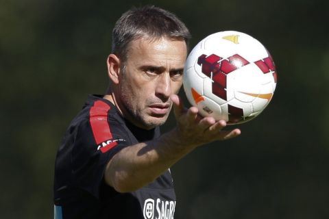 epa03822371 Portugal national soccer team head coach, Paulo Bento, during his team training session in preparation for the upcoming match with Holland, Oeiras, Portugal, 12 August 2013.  EPA/MIGUEL A. LOPES