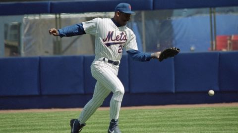 New York Mets right fielder Bobby Bonilla drops a fly ball for an error in the first inning against the Colorado Rockies in New York, April 8, 1993. Bonilla and the Mets recovered to win 6-1. (AP Photo/Ron Frehm)