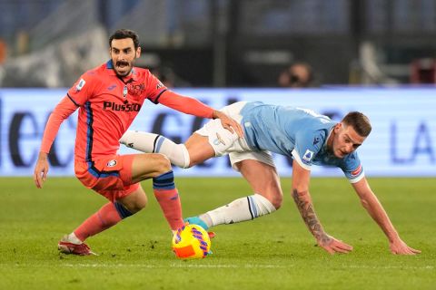 Ο Ντάβιντε Τζαπακόστα της Αταλάντα μονομαχεί με τον Σεργκέι Μιλίνκοβιτς Σάβιτς της Λάτσιο για τη Serie A 2021-2022 στο "Ολίμπικο", Ρώμη | Σάββατο 22 Ιανουαρίου 2022