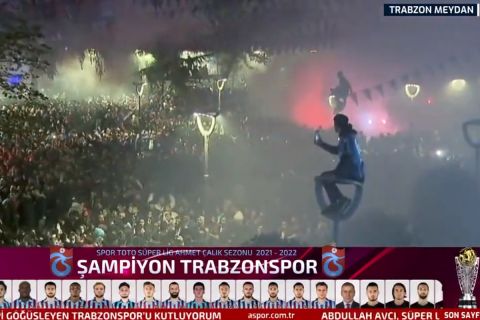 Οι φίλοι της Τράμπζονσπορ ξεχύθηκαν στους δρόμους της Τραπεζούντας για να πανηγυρίσουν την κατάκτηση του πρωταθλήματος Τουρκίας