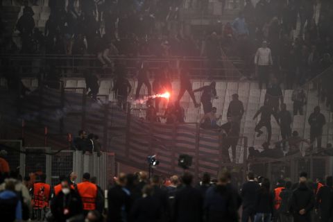 Οι οπαδοί του ΠΑΟΚ κατά τη διάρκεια της αναμέτρησης με τη Μαρσέιγ στο Βλεοντρόμ στο πλαίσιο του Conference League 