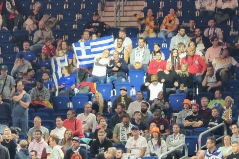 EuroBasket 2022: Πολλές ελληνικές σημαίες στη Mercedes- Benz Arena στον μικρό τελικό