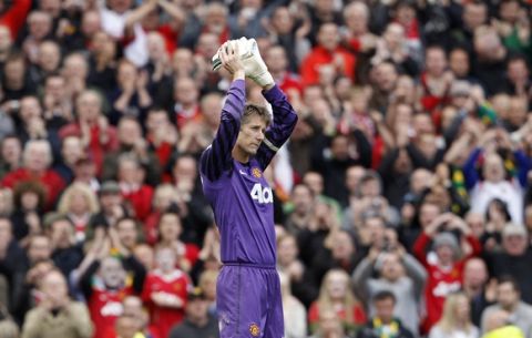 Manchester United's Edwin van der Sar waves to the crowd following their English Premier League soccer match against Blackpool at Old Trafford, northern England, May 22, 2011.   REUTERS/Darren Staples  (BRITAIN - Tags: SPORT SOCCER) NO ONLINE/INTERNET USAGE WITHOUT A LICENCE FROM THE FOOTBALL DATA CO LTD. FOR LICENCE ENQUIRIES PLEASE TELEPHONE ++44 (0) 207 864 9000
