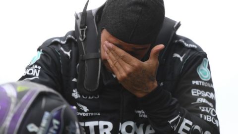 Ο Λιούις Χάμιλτον με δάκρυα στα μάτια πανηγυρίζει για την κατάκτηση του έβδομου πρωταθλήματος 