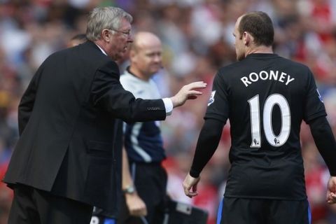 Wayne Rooney (R) of Manchester United takes instructions from manager Alex Ferguson during their English Premier League soccer match against Arsenal at the Emirates stadium in north London, May 1, 2011.  REUTERS/Eddie Keogh (BRITAIN - Tags: SPORT SOCCER) NO ONLINE/INTERNET USAGE WITHOUT A LICENCE FROM THE FOOTBALL DATA CO LTD. FOR LICENCE ENQUIRIES PLEASE TELEPHONE ++44 (0) 207 864 9000