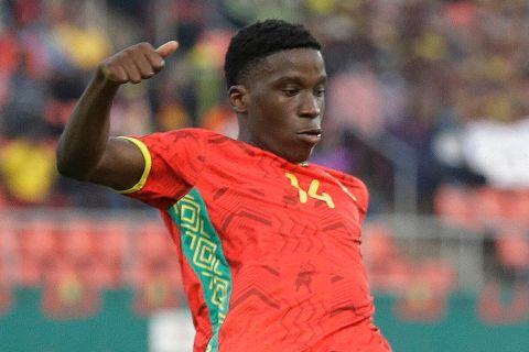 Ο Ιλάιτς Μορίμπα της Γουινέας σε στιγμιότυπο της αναμέτρησης με την Γκάμπια για τη φάση των 16 του Κυπέλλου Εθνών Αφρικής 2022 στο "Κουέκονγκ", Μπαφουσάμ | Δευτέρα 24 Ιανουαρίου 2022