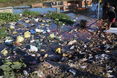 Χτύπησε κόκκινο η μόλυνση στα νερά του Ρίο
