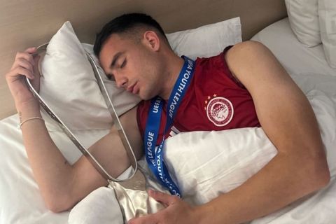Ο αρχηγός του Ολυμπιακού κοιμήθηκε αγκαλιά με το τρόπαιο του Youth League, όπως ο Μέσι